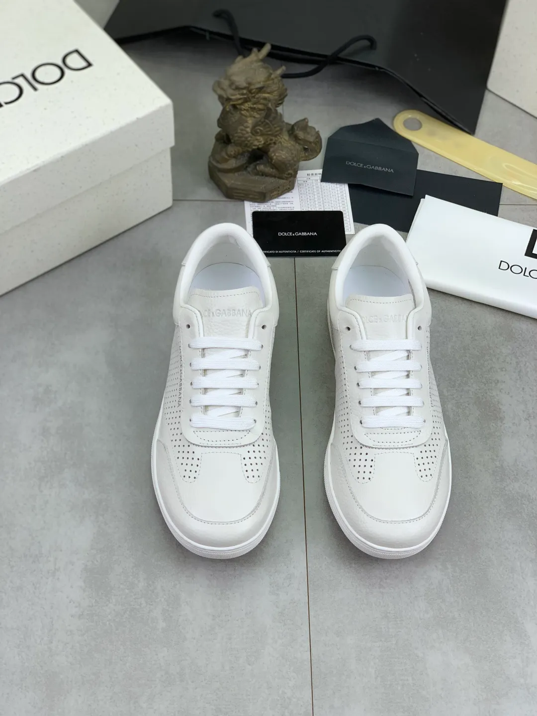 Men's shoes P500 💰 [New model] The latest hot model, top original quality, the official website is synchronized with "DOLCE&GABBANA [Dolce & Gabbana] ~ High Quality." The effect is low-cut casual DG men's shoes, loved by many celebrities, using high-end imported first-layer frosted calfskin with punched logo design + cowhide feet, simple and elegant, perfect interpretation of the latest inspiration for shoes, classic and fashionable integration, luxury dream, dominating fashion Suitable for drivers, light and comfortable to drive, light and breathable for outdoor travel, high-end quality, trustworthy, black or white🉑️choose! Code number: 38-46